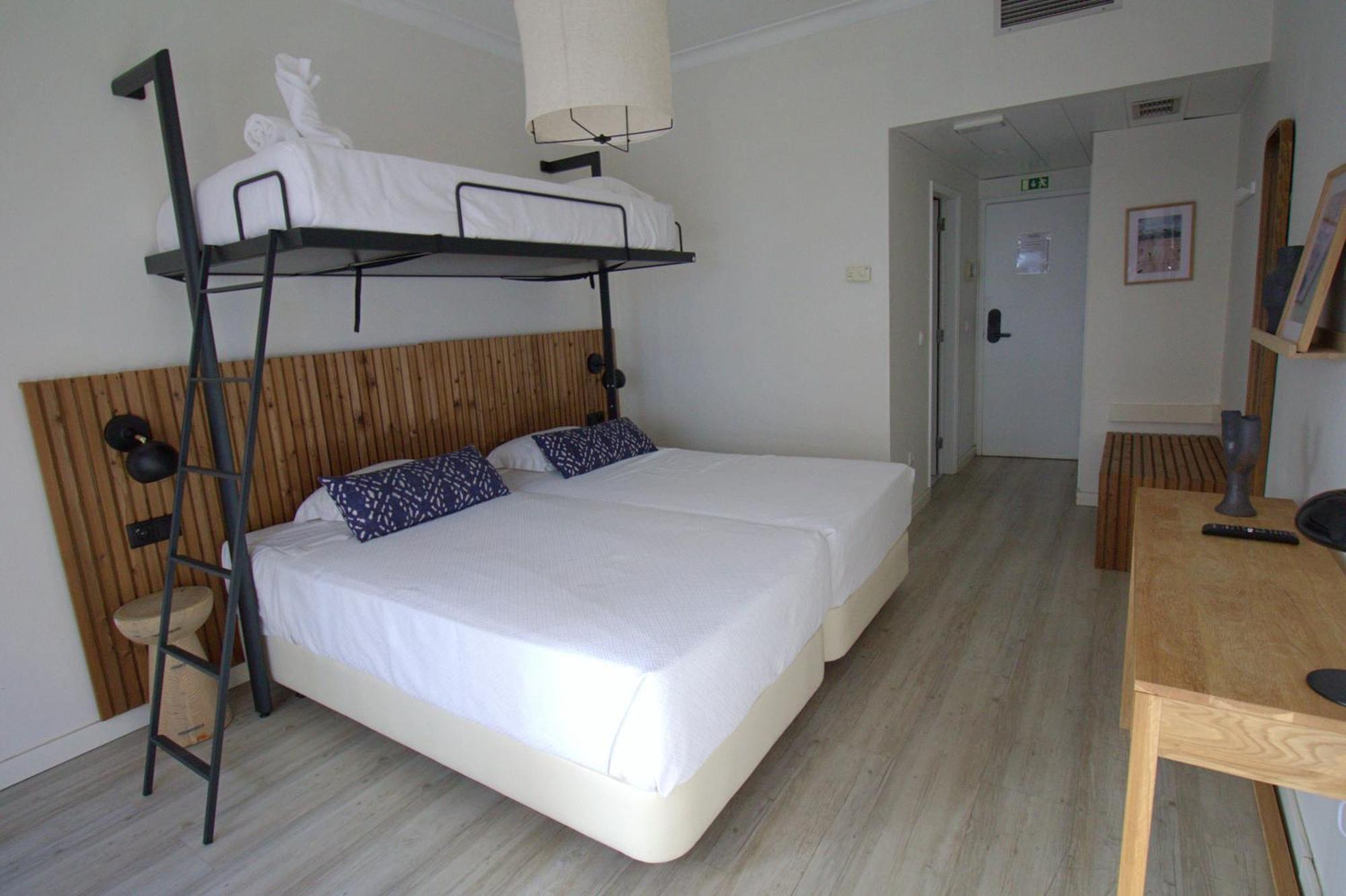 Wot Costa Da Caparica Hotel Exterior photo